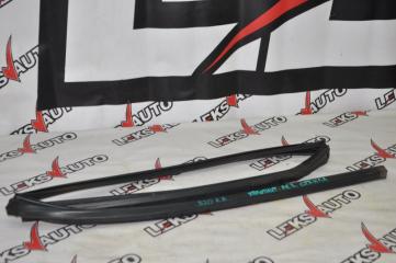 Уплотнитель стекла двери задний правый Nissan Stagea 2001