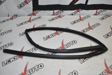 Уплотнитель стекла двери задний левый Nissan Stagea 2001