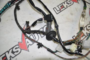 Коса правой двери VehiCross 1998 UGS25DW 6VD1