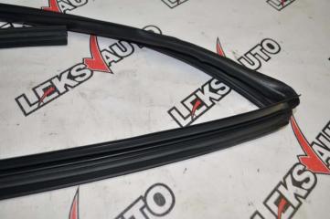 Уплотнитель стекла двери правый VehiCross 1998 UGS25DW 6VD1