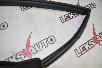 Уплотнитель стекла двери правый VehiCross 1998 UGS25DW 6VD1