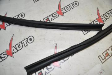 Уплотнитель стекла двери правый VehiCross 1998 UGS25DW 6VD1