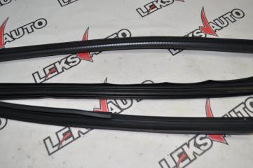 Уплотнитель стекла двери левый VehiCross 1998 UGS25DW 6VD1