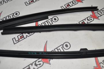 Уплотнитель стекла двери левый VehiCross 1998 UGS25DW 6VD1