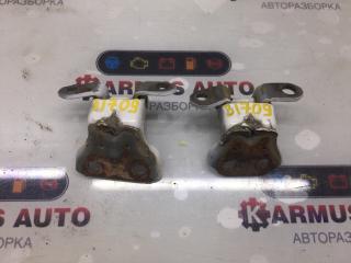 Петля двери задняя левая Nissan Bluebird