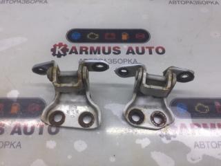 Петля двери задняя правая Nissan Bluebird