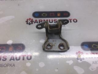 Петля двери передняя левая Nissan Bluebird