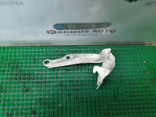 Петля капота правая Toyota Mark II