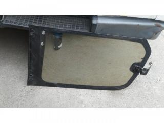 Запчасть стекло собачника левое TOYOTA LAND CRUISER CYGNUS 2000