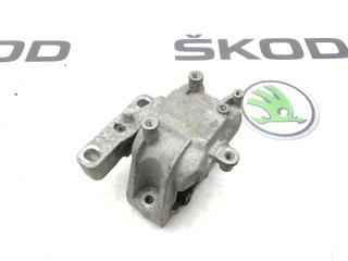 Опора двигателя правая Skoda Yeti 2010
