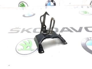 Запчасть крюк капота левый BMW X5 2008