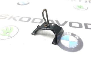 Запчасть крюк капота правый BMW X5 2008