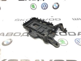 Площадка аккумулятора (АКБ) Skoda Yeti 2014