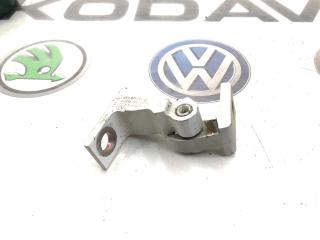 Запчасть петля двери задняя правая Skoda Yeti 2014