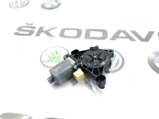 Запчасть мотор стеклоподъемника передний левый Skoda Octavia 2015