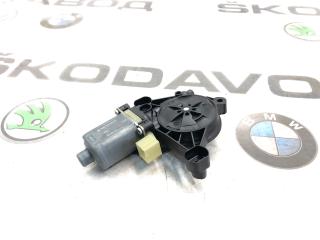 Запчасть мотор стеклоподъемника передний левый Skoda Octavia 2017
