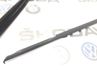 Уплотнитель стекла передний левый Yeti 2014 5L 2.0 CFJA