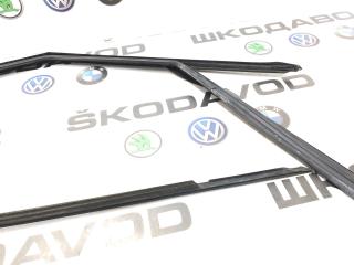 Уплотнитель стекла передний левый Yeti 2014 5L 2.0 CFJA