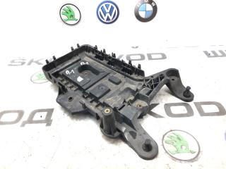 Площадка аккумулятора (АКБ) Skoda Octavia 2011