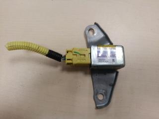 Запчасть датчик air bag правый Toyota Sienna 2006