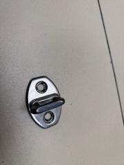 Запчасть ответная часть замка двери VOLKSWAGEN Polo 5 поколение 2010