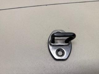 Запчасть ответная часть замка двери VOLKSWAGEN Polo 5 поколение 2010