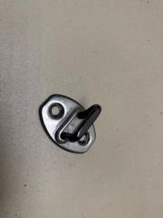 Запчасть ответная часть замка двери передний VOLKSWAGEN Golf 6 поколение 2012