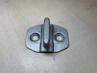 Фото запчасти ответная часть замка двери Mercedes-Benz C-CLASS 4 поколение 2014 Б/У запчасть Запчасть ответная часть замка двери Mercedes-Benz C-CLASS 4 поколение 2014