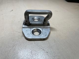 Фото запчасти ответная часть замка двери Mercedes-Benz C-CLASS 4 поколение 2014 Б/У запчасть Запчасть ответная часть замка двери Mercedes-Benz C-CLASS 4 поколение 2014