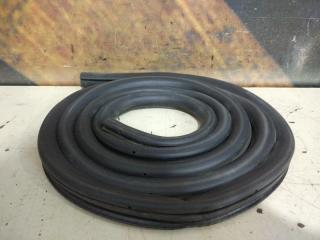 Запчасть уплотнитель двери задний Cadillac Escalade 2002