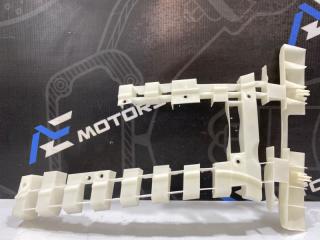 Запчасть кронштейн обшивки передний правый Porsche Cayenne 2003