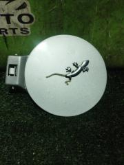 Фото запчасти лючок бензобака KIA CARNIVAL 2007 контрактная запчасть Запчасть лючок бензобака KIA CARNIVAL 2007