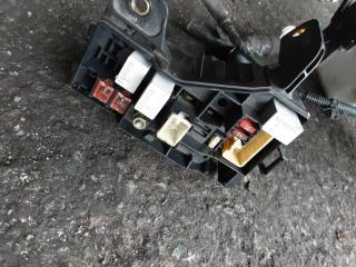 Блок предохранителей TOYOTA AVENSIS AZT250 1AZFSE 82741-05030 3 ракурс