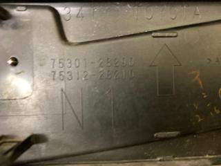 Эмблема TOYOTA NOAH ZRR85 75301-28290 3 ракурс