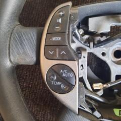 Руль TOYOTA PRIUS NHW20 3 ракурс Руль TOYOTA PRIUS NHW20 3 ракурс