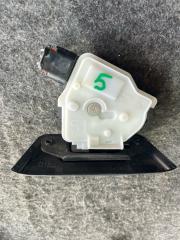 Замок крышки багажника TOYOTA PRIUS ZVW50 69350-47050 2 ракурс