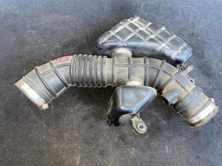 Патрубок воздушн.фильтра TOYOTA CENTURY GZG50 1GZFE 3 ракурс
