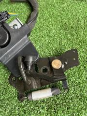 Замок крышки багажника передний TOYOTA BREVIS JCG10 64600-51030 3 ракурс