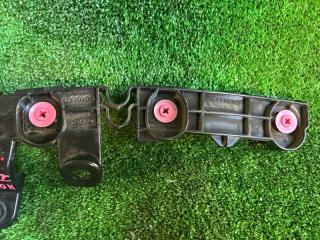 Крепление бампера правое заднее TOYOTA NOAH ZWR95 52575-V1010 3 ракурс