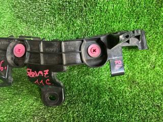 Крепление бампера левое заднее TOYOTA NOAH ZWR95 52576-V1010 2 ракурс