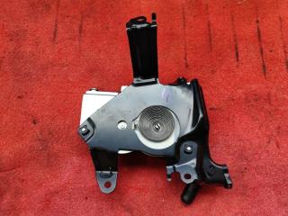 Доводчик двери пятой TOYOTA NOAH ZWR95 68930-V1010 2 ракурс