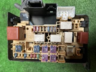 Блок предохранителей TOYOTA OPA ZCT10 1ZZFE 82741-63010 2 ракурс