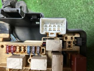 Блок предохранителей TOYOTA OPA ZCT10 1ZZFE 82741-63010 3 ракурс