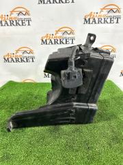 Блок предохранителей TOYOTA HARRIER MCU10 82720-48010 3 ракурс Блок предохранителей TOYOTA HARRIER MCU10 82720-48010 3 ракурс
