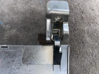 Крышка бардачка левая TOYOTA NOAH AZR65 55042-28030-B0 4 ракурс Крышка бардачка левая TOYOTA NOAH AZR65 55042-28030-B0 4 ракурс