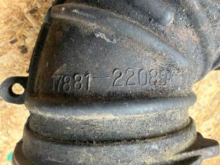 Патрубок воздушн.фильтра TOYOTA PREMIO ZZT245 17881-22080 4 ракурс