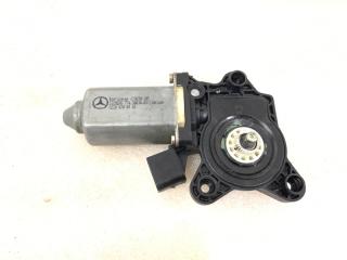 Фото запчасти мотор стеклоподъемника передний правый Mercedes-Benz C180 2001 Б/У запчасть Запчасть мотор стеклоподъемника передний правый Mercedes-Benz C180 2001