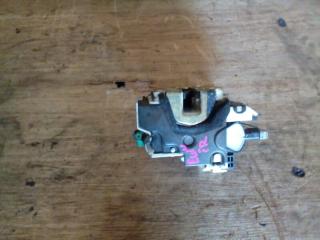 Замок дверной передний правый Nissan Bluebird 1997