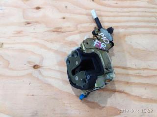 Замок дверной передний правый Nissan Primera 1990