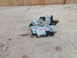 Замок дверной передний правый Nissan Bluebird 1996